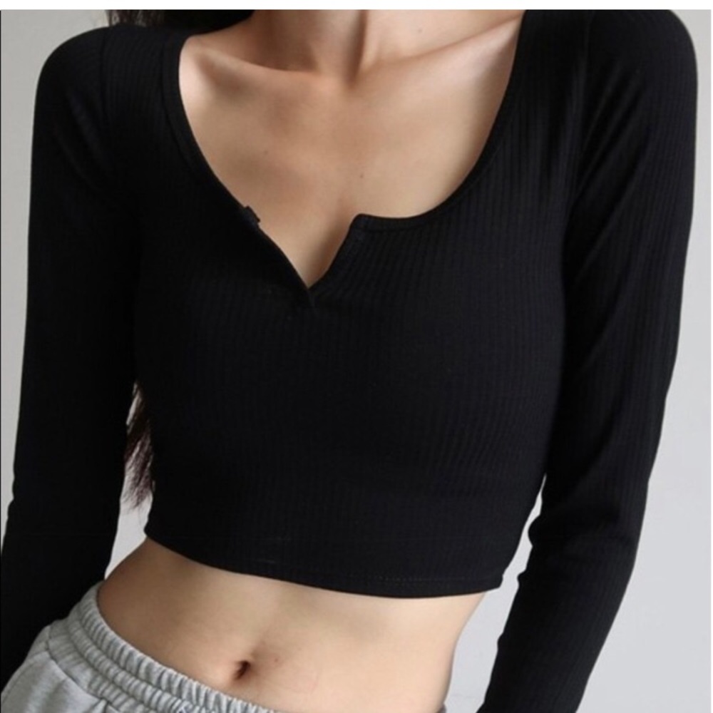 Aritzia TNA Cropped thermal longsleeve in Black and White